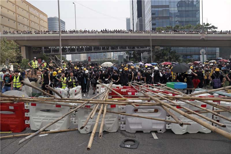 Hongkongška policija ispalila suzavac na prosvjednike