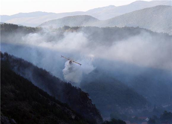 Kod Knina opožareno oko 100 hektara šume i makije, kuće nisu ugrožene