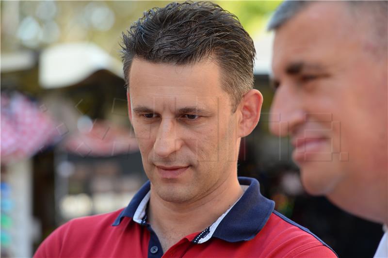 Božo Petrov i Miro Bulj prikupljali potpise za inicijativu "Vodu u Ustav"