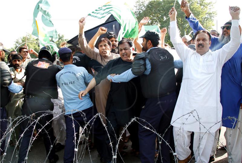 Deseci tisuća Pakistanaca na protuindijskim prosvjedima zbog Kašmira