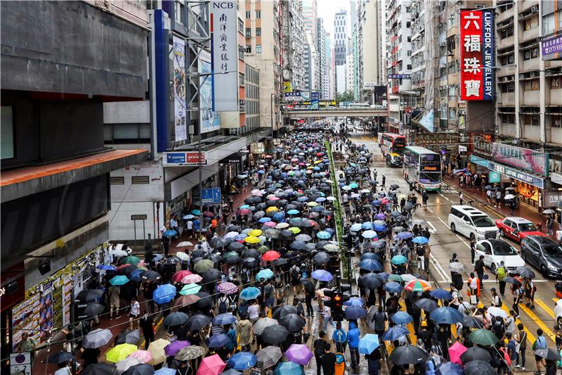 Mirni prosvjed tisuća ljudi u Hong Kongu