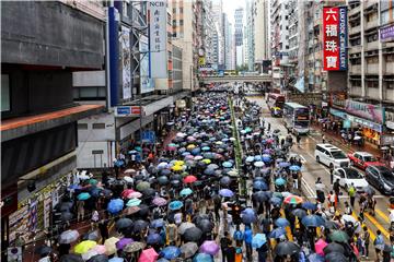 Mirni prosvjed tisuća ljudi u Hong Kongu