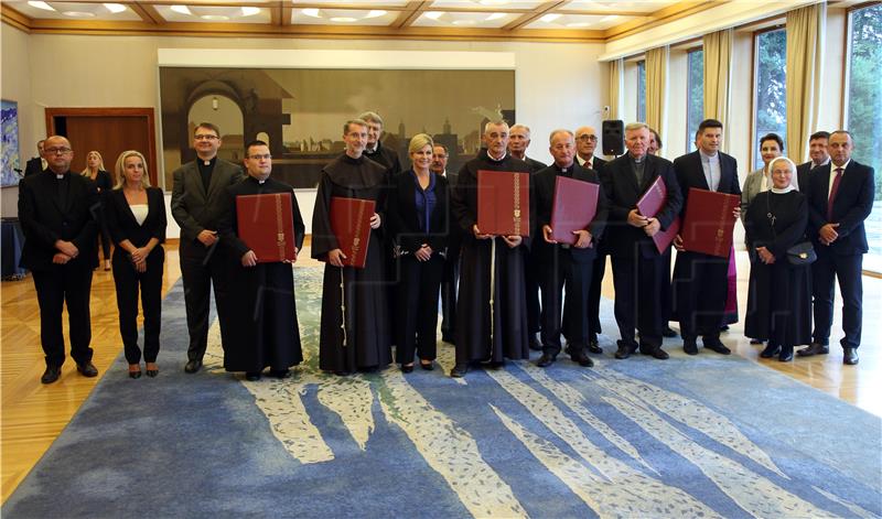 President awards Charter of Republic of Croatia to Marian shrines