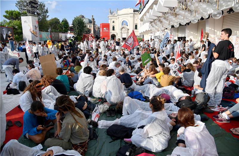 Klimatski aktivisti okupirali crveni tepih zadnjeg dana festivala u Veneciji