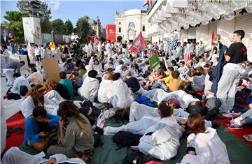 Klimatski aktivisti okupirali crveni tepih zadnjeg dana festivala u Veneciji