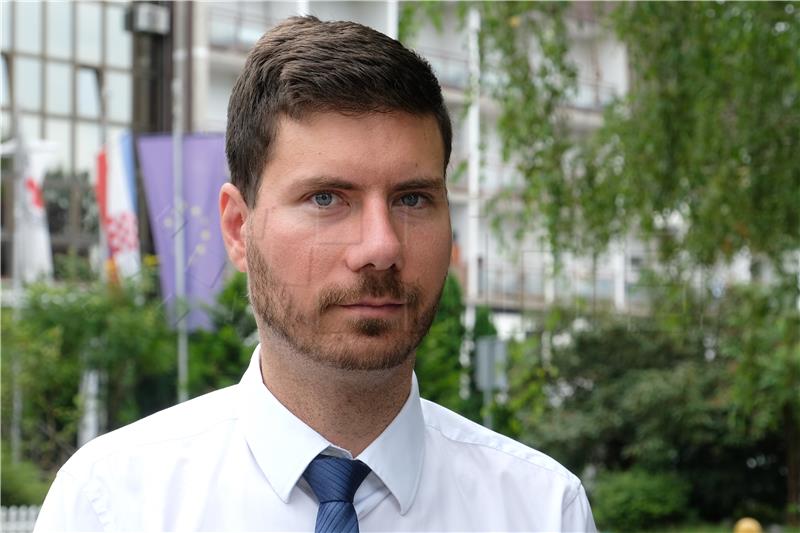 Pernar: Sramotno je da školama nedostaje novac za rad