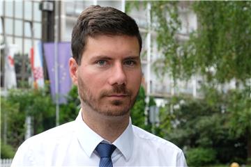 Pernar: Sramotno je da školama nedostaje novac za rad