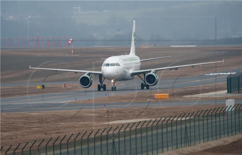 Zrakoplov prisilno sletio nakon što je pilot prolio vruću kavu u kokpitu