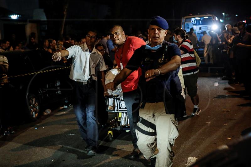 A fire in a hospital forces the evacuation of patients in Rio de Janeiro