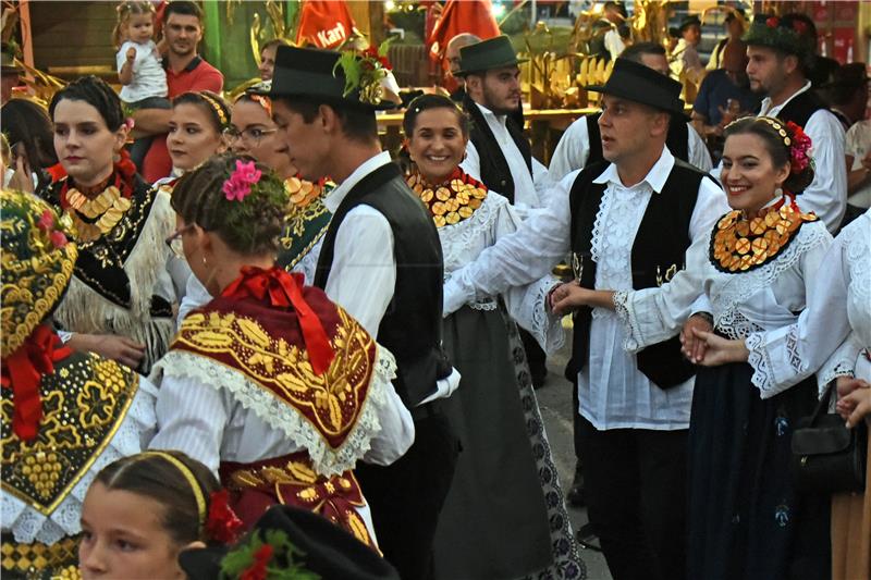 Folklornim večerima započele priredbe na 54. Vinkovačkim jesenima