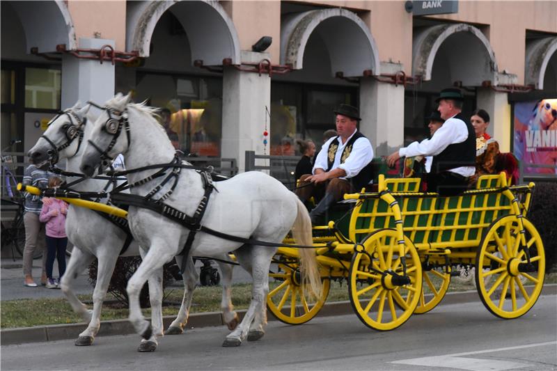 Folklornim večerima započele priredbe na 54. Vinkovačkim jesenima