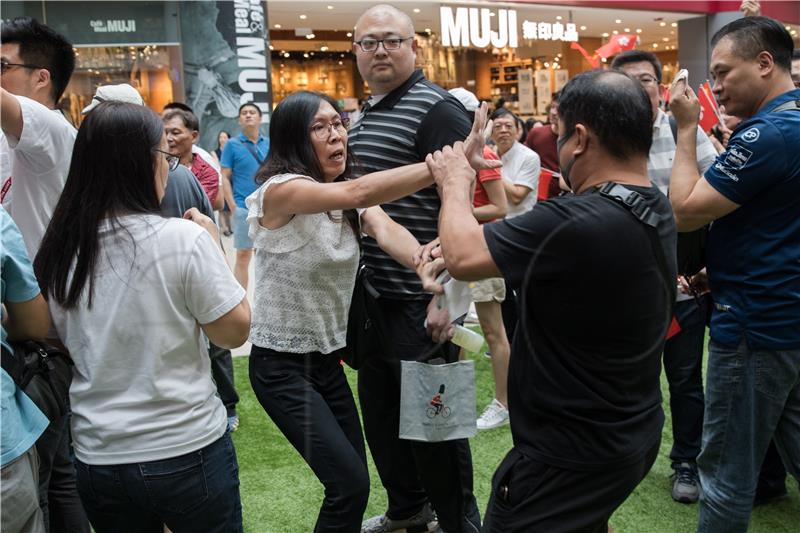 Policija u Hong Kongu rastjerala nekoliko manjih prosvjeda