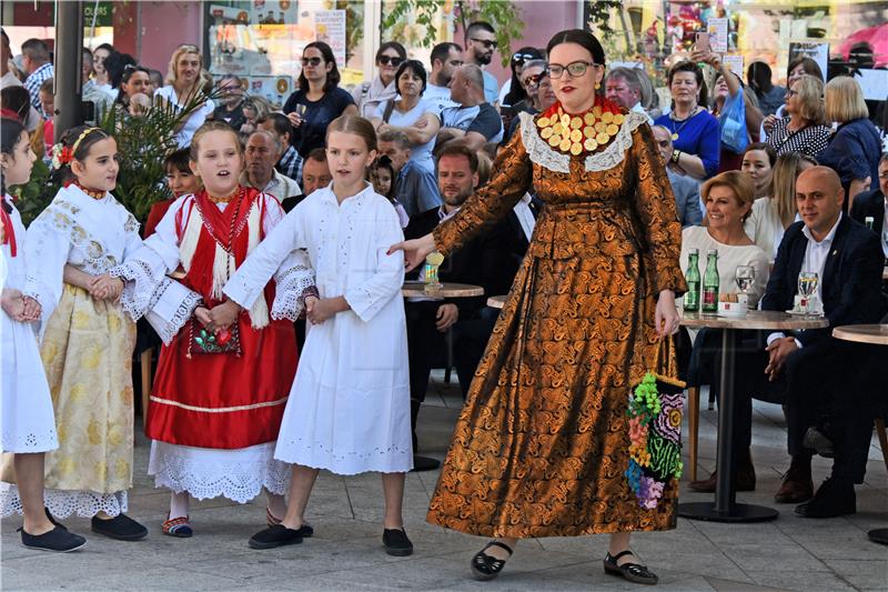 Grabar Kitarović nazočila središnjem mimohodu dječjih skupina 54. Vinkovačkih jeseni