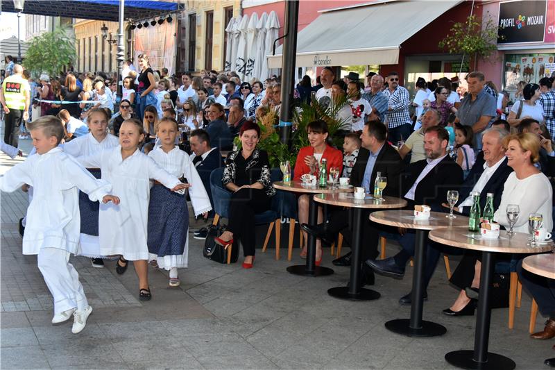 Grabar Kitarović nazočila središnjem mimohodu dječjih skupina 54. Vinkovačkih jeseni