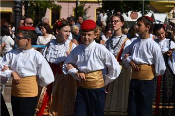 Grabar Kitarović nazočila središnjem mimohodu dječjih skupina 54. Vinkovačkih jeseni