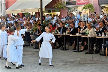 Grabar Kitarović nazočila središnjem mimohodu dječjih skupina 54. Vinkovačkih jeseni