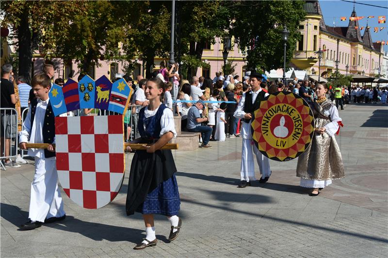 Grabar Kitarović nazočila središnjem mimohodu dječjih skupina 54. Vinkovačkih jeseni