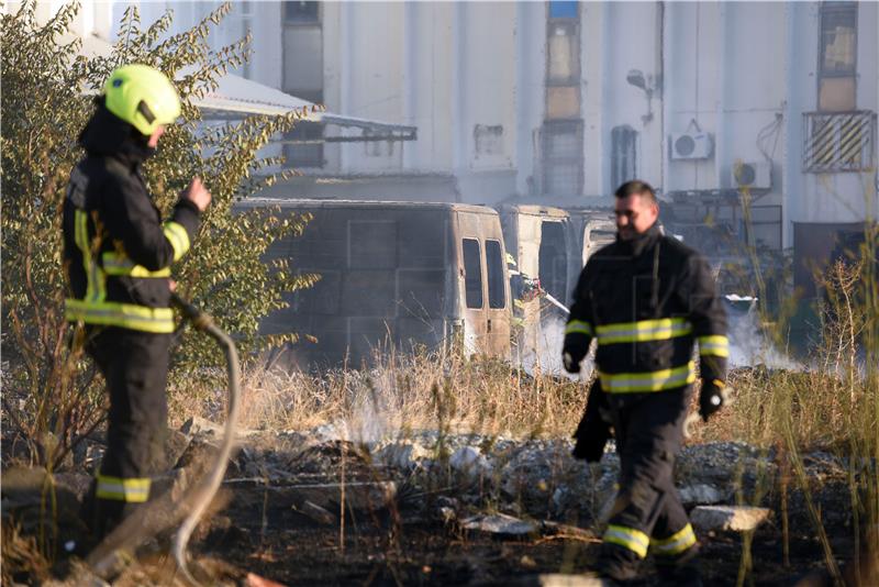 Požar na splitskom Transportnom terminalu, izgorjelo osam kombija