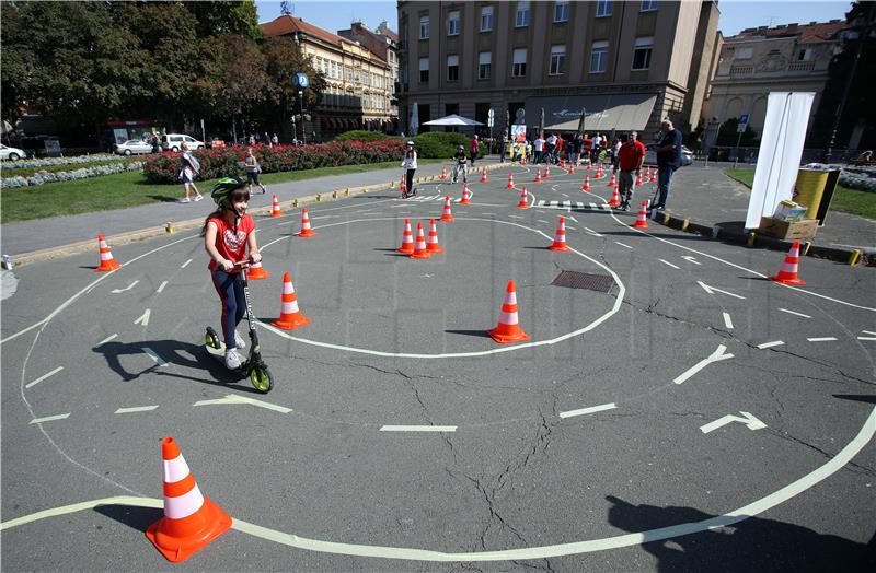 "Poštujte naše znakove" ispred HNK