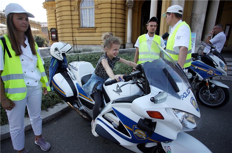 "Poštujte naše znakove" ispred HNK