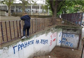 Grafiti s porukom "granate na Hrvate"  na zidovima beogradske osnovne škole 