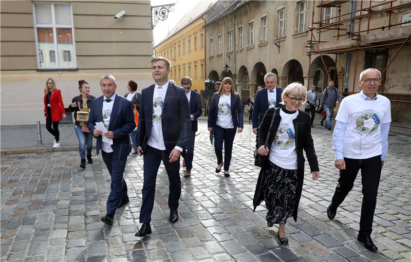 Ministri stigli pješice na sjednicu Vlade u Banske dvore