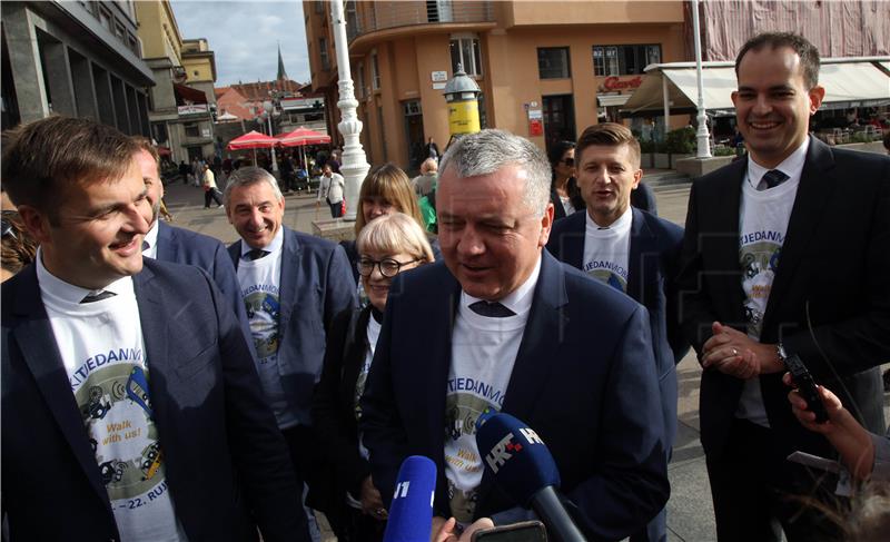 Ministri pješice na sjednicu Vlade u Banske dvore