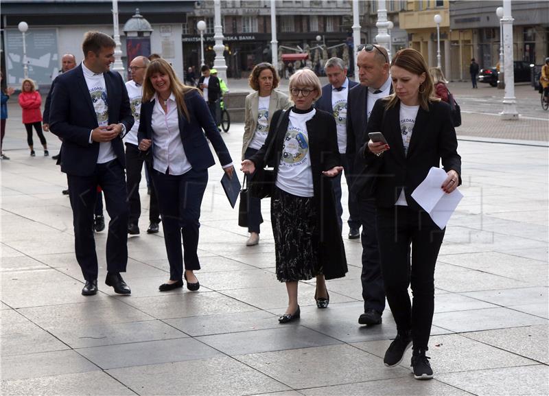 Ministri pješice na sjednicu Vlade u Banske dvore