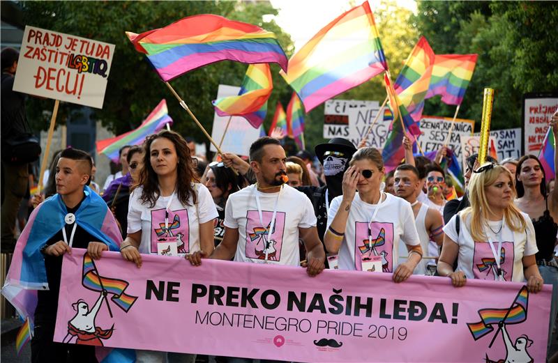 Sudionici homoseksualne povorke zatražili ozakonjenje istospolnog partnerstva u Crnoj Gori 