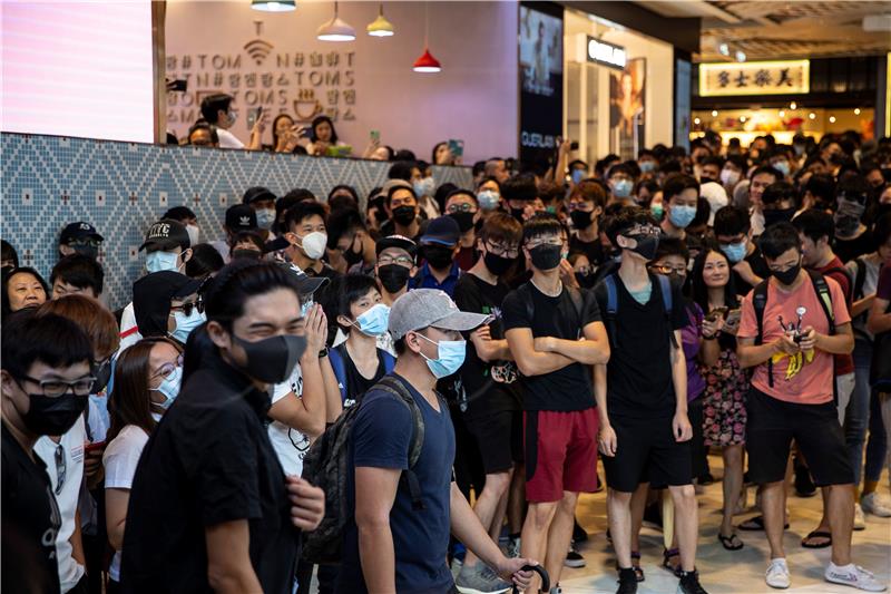 Policija u Hong Kongu suzavcem rastjeruje prosvjednike