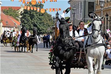 U svečanom mimohodu Vinkovačkih jeseni više od 4500 čuvara narodne tradicije i baštine