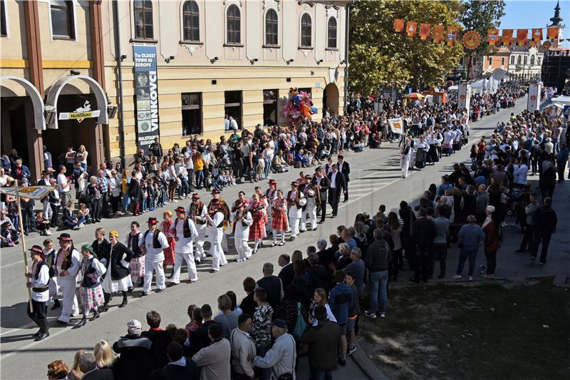 Svečani mimohod Vinkovačkih jeseni