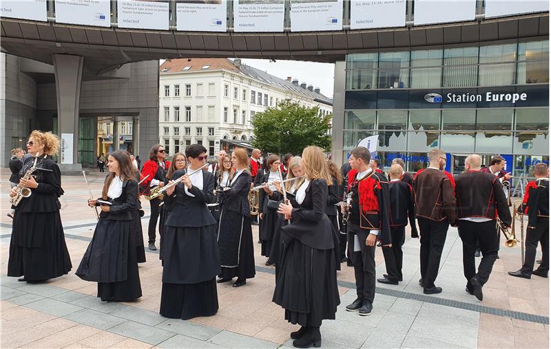 Nastup Šibenske narodne glazbe ispred sjedišta Europskog parlamenta u Bruxellesu