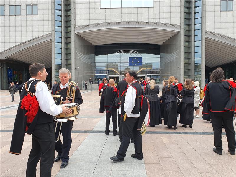 Nastup Šibenske narodne glazbe ispred sjedišta Europskog parlamenta u Bruxellesu