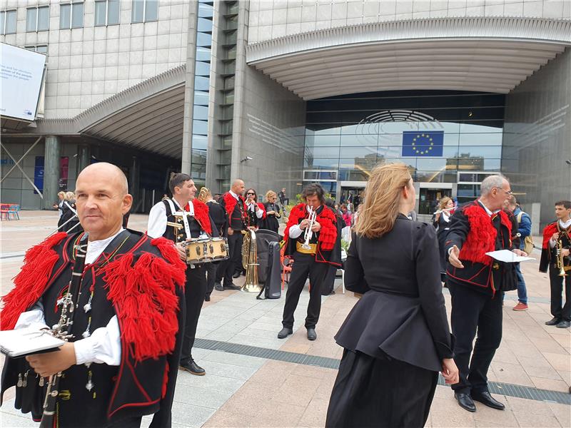 Nastup Šibenske narodne glazbe ispred sjedišta Europskog parlamenta u Bruxellesu