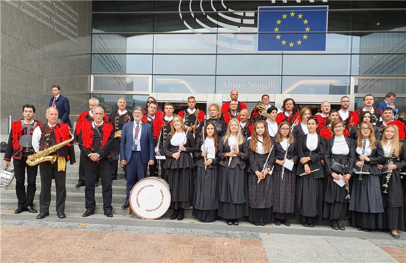 Nastup Šibenske narodne glazbe ispred sjedišta Europskog parlamenta u Bruxellesu