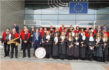 Nastup Šibenske narodne glazbe ispred sjedišta Europskog parlamenta u Bruxellesu