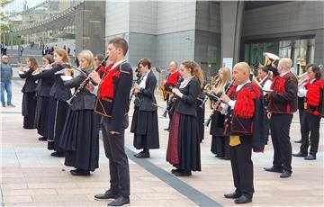 Nastup Šibenske narodne glazbe ispred sjedišta Europskog parlamenta u Bruxellesu