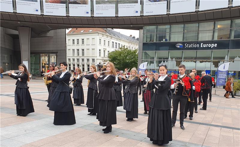 Nastup Šibenske narodne glazbe ispred sjedišta Europskog parlamenta u Bruxellesu