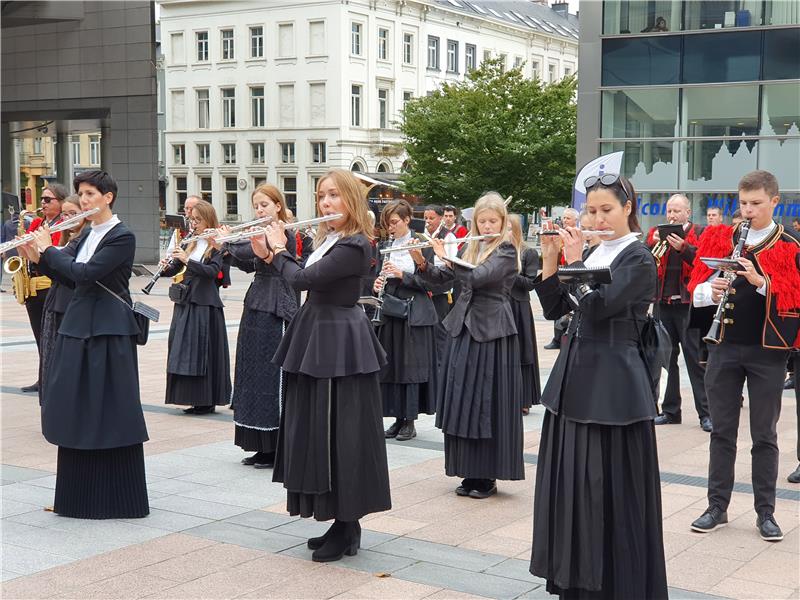 Nastup Šibenske narodne glazbe ispred sjedišta Europskog parlamenta u Bruxellesu