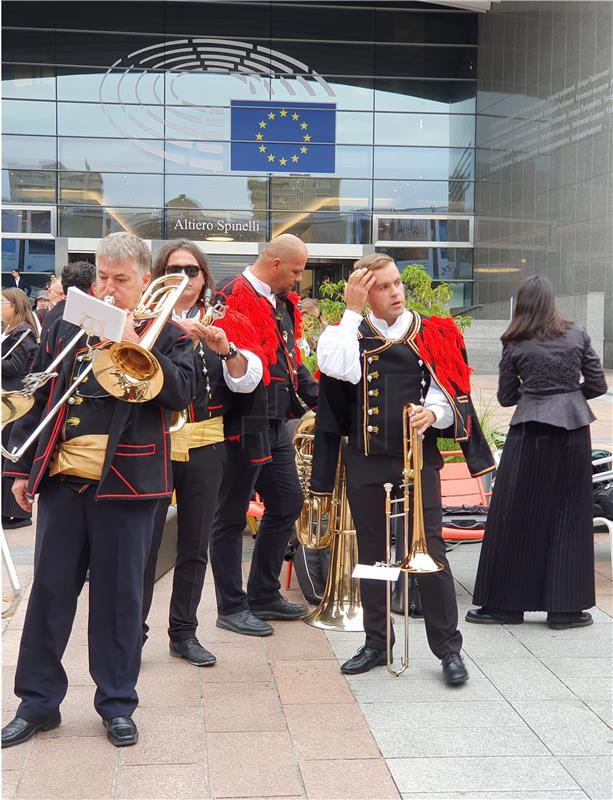 Nastup Šibenske narodne glazbe ispred sjedišta Europskog parlamenta u Bruxellesu