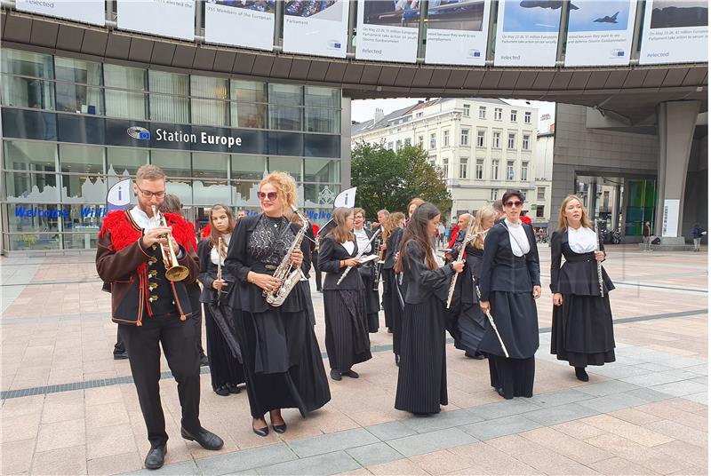 Nastup Šibenske narodne glazbe ispred sjedišta Europskog parlamenta u Bruxellesu