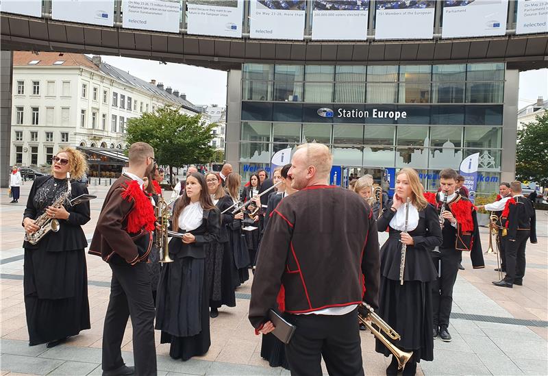 Nastup Šibenske narodne glazbe ispred sjedišta Europskog parlamenta u Bruxellesu