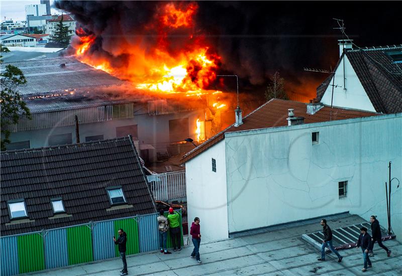 Veliki požar u tvornici u Rouenu još nije ugašen