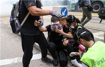 Prosvjedi u Hong Kongu započeli nasilnim obračunima s policijom u trgovačkoj četvrti