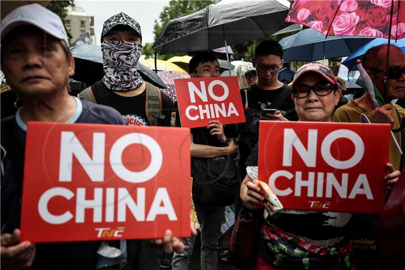 Deseci tisuća ljudi okupili se u Taipeiju u znak solidarnosti s Hong Kongom