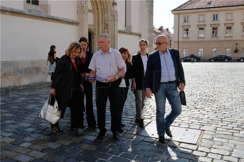 Sindikat učitelja i sindikat zaposlenih u srednjim školama najavili štrajk