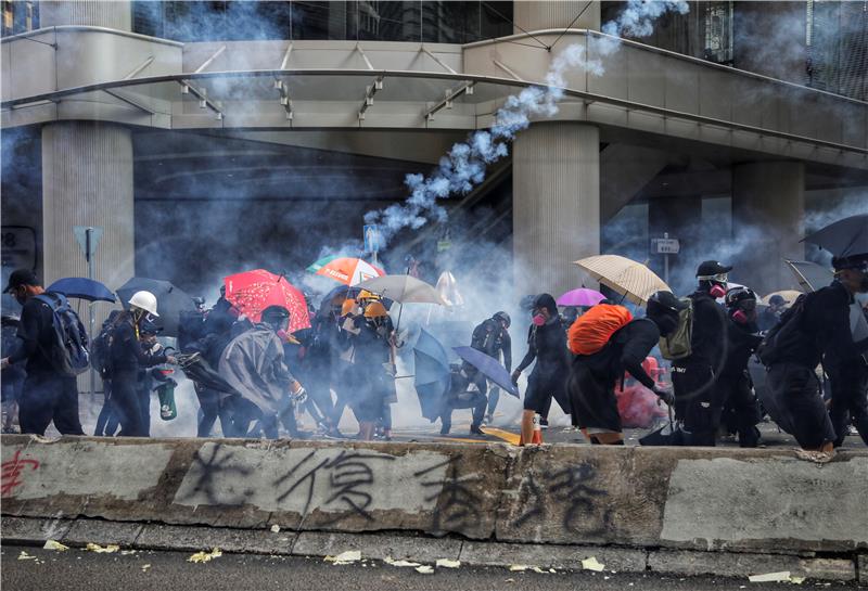 U Hong Kongu prosvjednik ranjen u prsa policijskim metkom