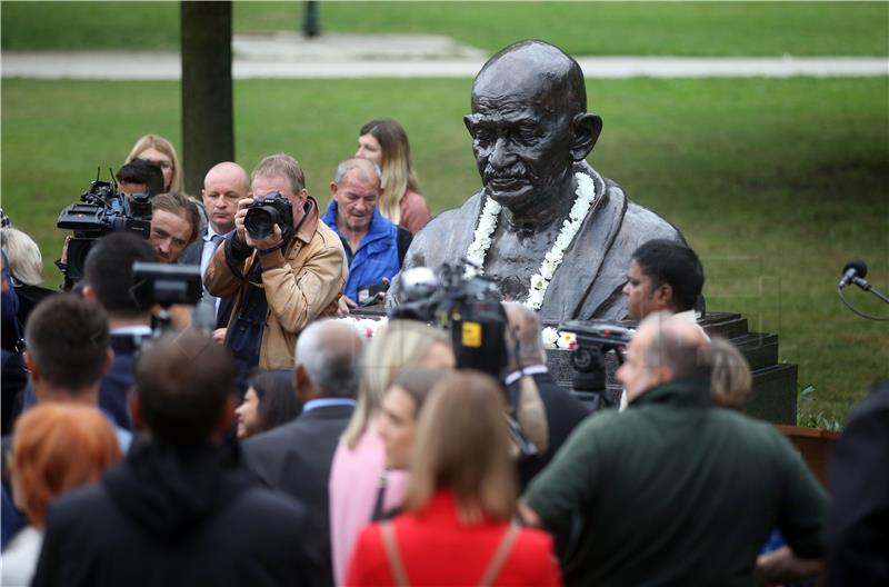 Svečanost otkrivanja biste Mahatme Gandhija