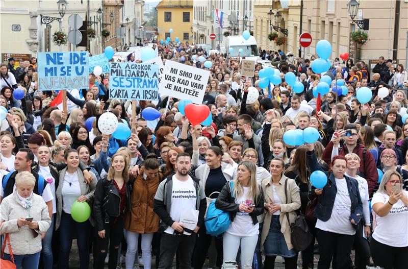 Protesting nurses seeking 25% pay rise